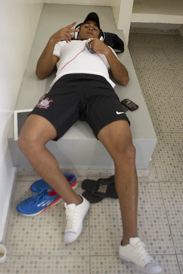 Nos vestiários antes da partida entre Corinthians x Oeste, de Itápolis realizada esta tarde no estádio do Pacaembu, jogo válido pela 5ª rodada do Campeonato Paulista de 2013