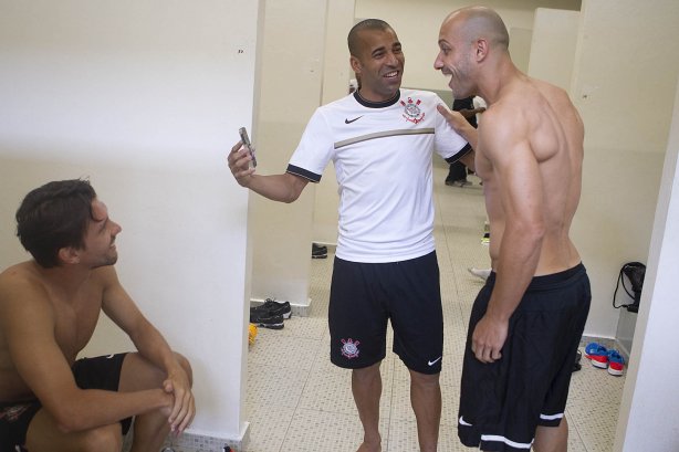 Nos vestiários antes da partida entre Corinthians x Oeste, de Itápolis realizada esta tarde no estádio do Pacaembu, jogo válido pela 5ª rodada do Campeonato Paulista de 2013