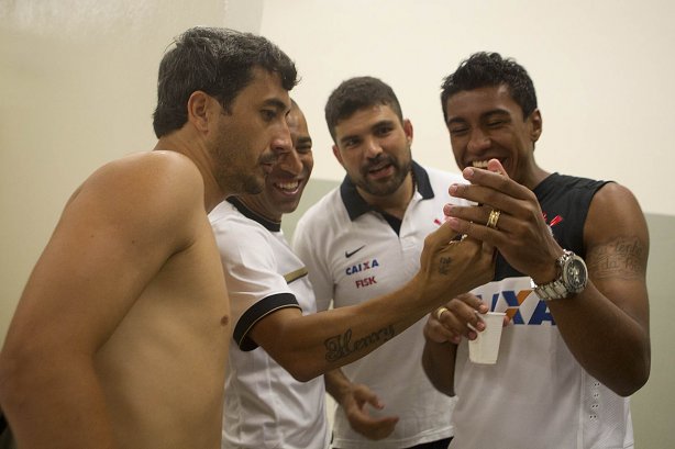 Nos vestiários antes da partida entre Corinthians x Oeste, de Itápolis realizada esta tarde no estádio do Pacaembu, jogo válido pela 5ª rodada do Campeonato Paulista de 2013
