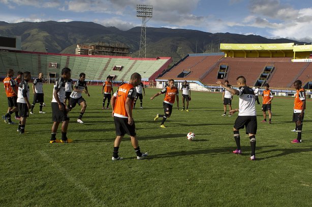 Durante o treino esta tarde no Estadium Felix Capriles, em Cochabamba. O próximo jogo da equipe será quarta-feira, 20/02, contra o San José, na cidade de Oruro/Bolivia, primeiro jogo da fase de classificação da Copa Libertadores de América 2013