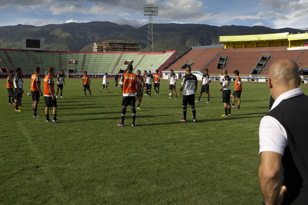 Durante o treino esta tarde no Estadium Felix Capriles, em Cochabamba. O próximo jogo da equipe será quarta-feira, 20/02, contra o San José, na cidade de Oruro/Bolivia, primeiro jogo da fase de classificação da Copa Libertadores de América 2013
