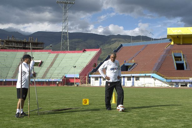 Durante o treino esta tarde no Estadium Felix Capriles, em Cochabamba. O próximo jogo da equipe será quarta-feira, 20/02, contra o San José, na cidade de Oruro/Bolivia, primeiro jogo da fase de classificação da Copa Libertadores de América 2013