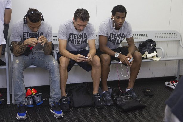 Nos vestiários antes da partida entre Santos x Corinthians realizada esta tarde no estádio do Morumbi, jogo válido pela 10ª rodada do Campeonato Paulista de 2013