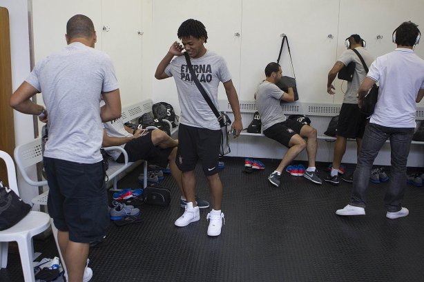Nos vestiários antes da partida entre Santos x Corinthians realizada esta tarde no estádio do Morumbi, jogo válido pela 10ª rodada do Campeonato Paulista de 2013
