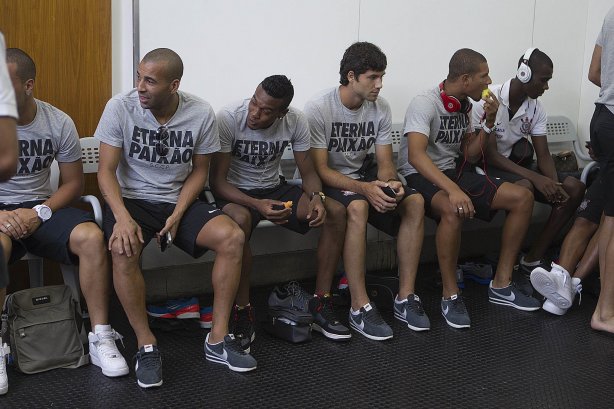 Nos vestiários antes da partida entre Santos x Corinthians realizada esta tarde no estádio do Morumbi, jogo válido pela 10ª rodada do Campeonato Paulista de 2013