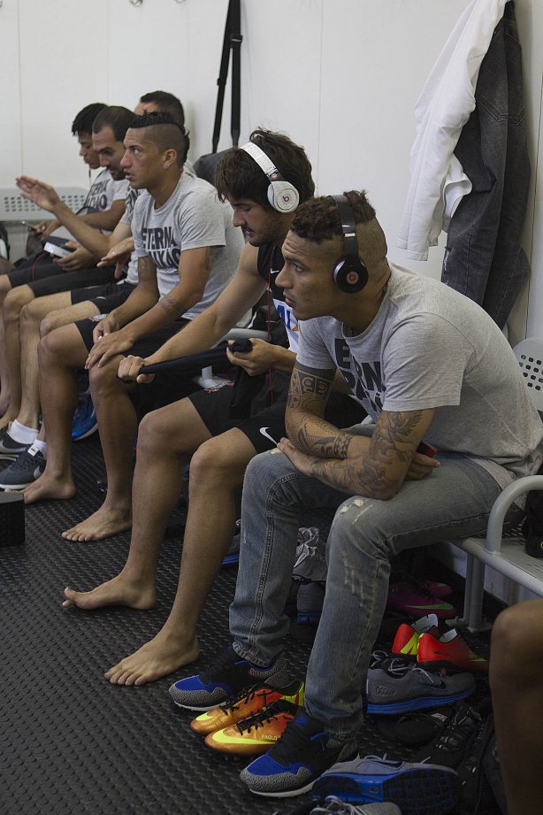 Nos vestiários antes da partida entre Santos x Corinthians realizada esta tarde no estádio do Morumbi, jogo válido pela 10ª rodada do Campeonato Paulista de 2013