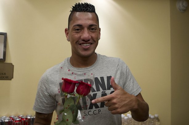 Jogadores preparam homenagem ao Dia Internacional da Mulher, após o treino desta tarde no estádio Caliente, na cidade de Tijuana/México. O próximo jogo da equipe será amanhã, quarta-feira, 06/03, contra o Tijuana, no estádio Caliente, válido pela 3ª rodada da Copa Libertadores 2013. Tijuana - México - 05/03/2013