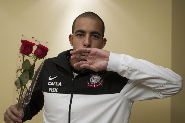 Jogadores preparam homenagem ao Dia Internacional da Mulher, após o treino desta tarde no estádio Caliente, na cidade de Tijuana/México. O próximo jogo da equipe será amanhã, quarta-feira, 06/03, contra o Tijuana, no estádio Caliente, válido pela 3ª rodada da Copa Libertadores 2013. Tijuana - México - 05/03/2013