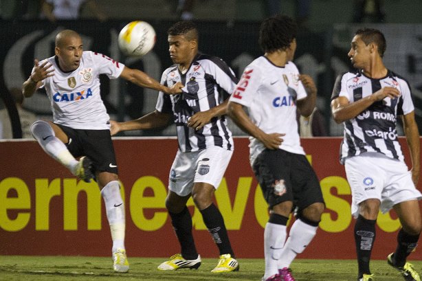 Durante a partida entre Corinthians x Uniao Barbarense realizada esta tarde no estádio do Pacaembu, jogo válido pela 12ª rodada do Campeonato Paulista de 2013