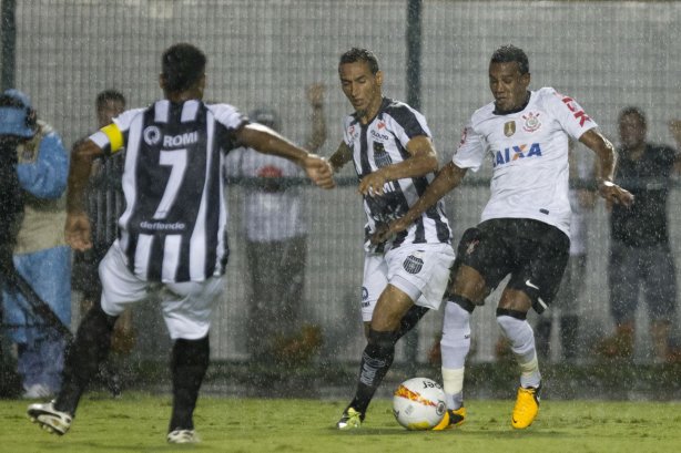 Durante a partida entre Corinthians x Uniao Barbarense realizada esta tarde no estádio do Pacaembu, jogo válido pela 12ª rodada do Campeonato Paulista de 2013