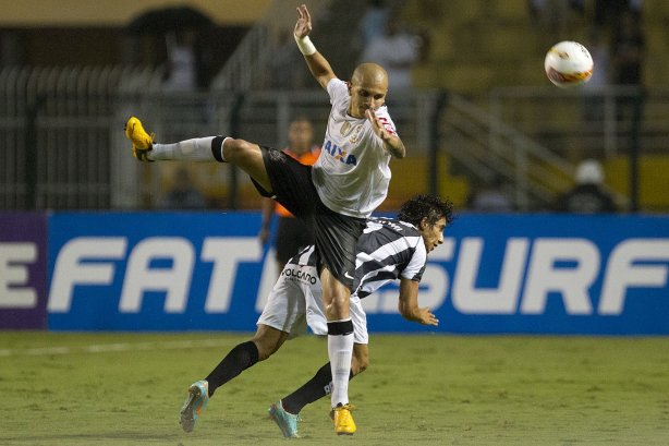 Durante a partida entre Corinthians x Uniao Barbarense realizada esta tarde no estádio do Pacaembu, jogo válido pela 12ª rodada do Campeonato Paulista de 2013