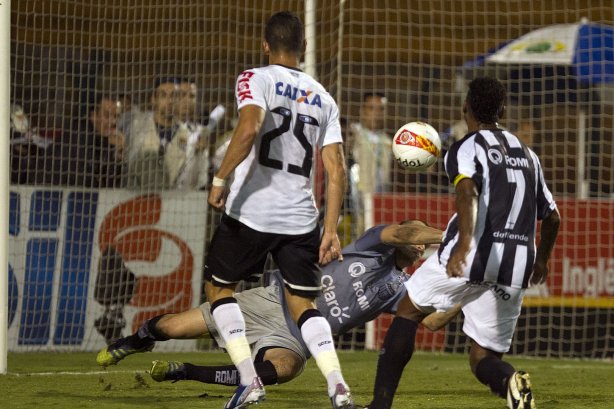 Durante a partida entre Corinthians x Uniao Barbarense realizada esta tarde no estádio do Pacaembu, jogo válido pela 12ª rodada do Campeonato Paulista de 2013
