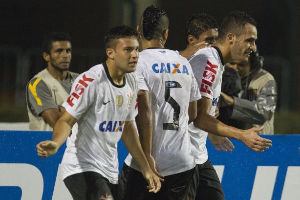 Durante a partida entre Corinthians x Uniao Barbarense realizada esta tarde no estádio do Pacaembu, jogo válido pela 12ª rodada do Campeonato Paulista de 2013