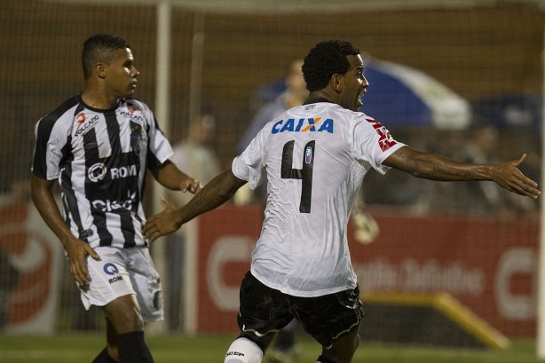Durante a partida entre Corinthians x Uniao Barbarense realizada esta tarde no estádio do Pacaembu, jogo válido pela 12ª rodada do Campeonato Paulista de 2013