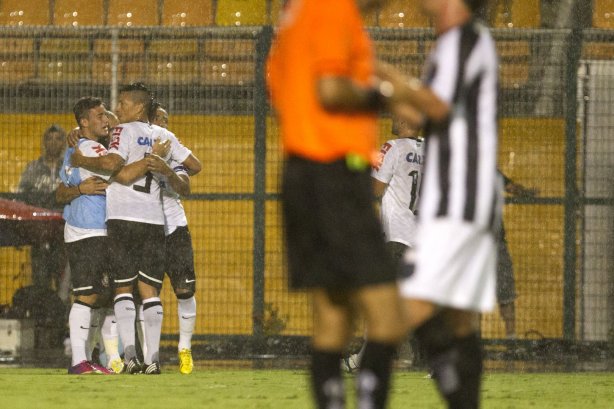 Durante a partida entre Corinthians x Uniao Barbarense realizada esta tarde no estádio do Pacaembu, jogo válido pela 12ª rodada do Campeonato Paulista de 2013