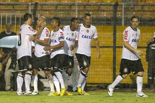 Durante a partida entre Corinthians x Uniao Barbarense realizada esta tarde no estádio do Pacaembu, jogo válido pela 12ª rodada do Campeonato Paulista de 2013