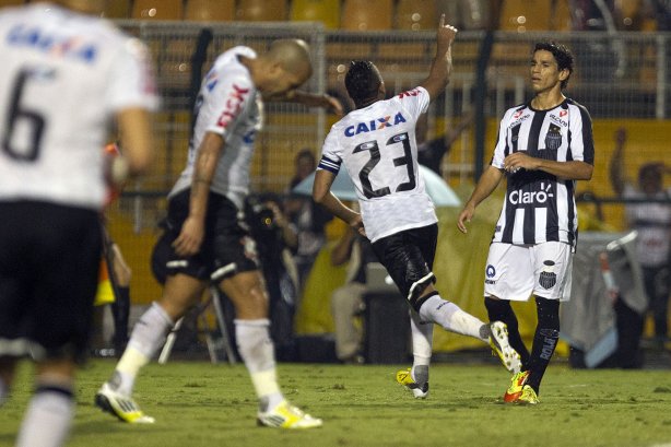 Durante a partida entre Corinthians x Uniao Barbarense realizada esta tarde no estádio do Pacaembu, jogo válido pela 12ª rodada do Campeonato Paulista de 2013