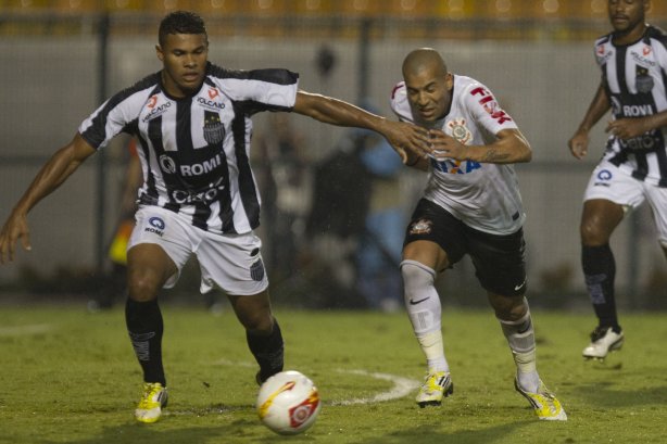 Durante a partida entre Corinthians x Uniao Barbarense realizada esta tarde no estádio do Pacaembu, jogo válido pela 12ª rodada do Campeonato Paulista de 2013