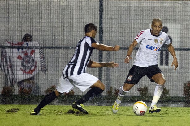 Durante a partida entre Corinthians x Uniao Barbarense realizada esta tarde no estádio do Pacaembu, jogo válido pela 12ª rodada do Campeonato Paulista de 2013