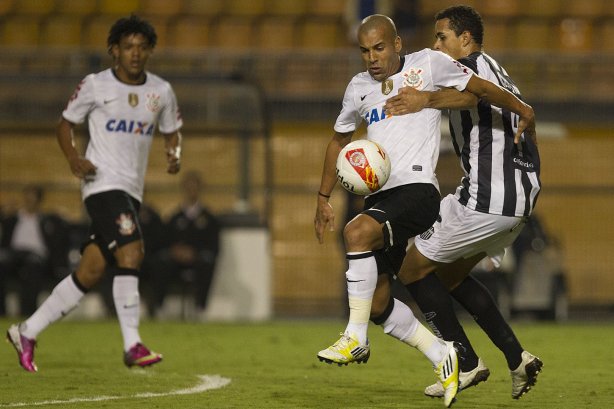 Durante a partida entre Corinthians x Uniao Barbarense realizada esta tarde no estádio do Pacaembu, jogo válido pela 12ª rodada do Campeonato Paulista de 2013