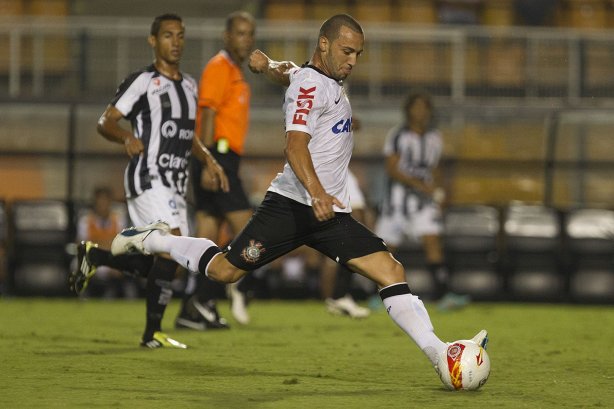 Durante a partida entre Corinthians x Uniao Barbarense realizada esta tarde no estádio do Pacaembu, jogo válido pela 12ª rodada do Campeonato Paulista de 2013