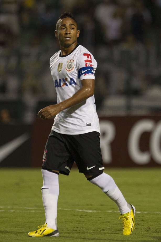 Durante a partida entre Corinthians x Uniao Barbarense realizada esta tarde no estádio do Pacaembu, jogo válido pela 12ª rodada do Campeonato Paulista de 2013