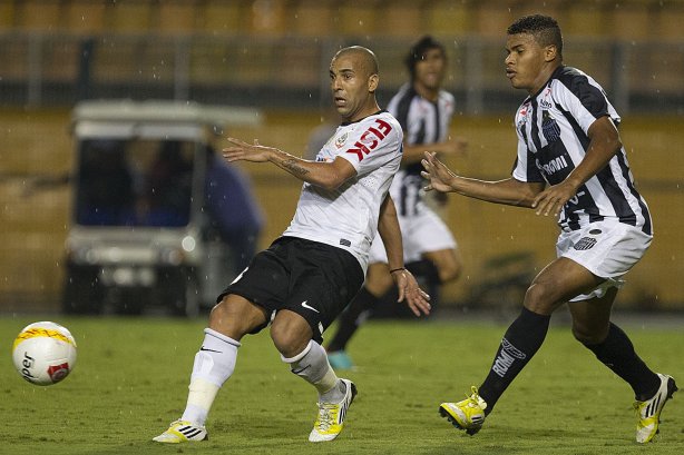 Durante a partida entre Corinthians x Uniao Barbarense realizada esta tarde no estádio do Pacaembu, jogo válido pela 12ª rodada do Campeonato Paulista de 2013