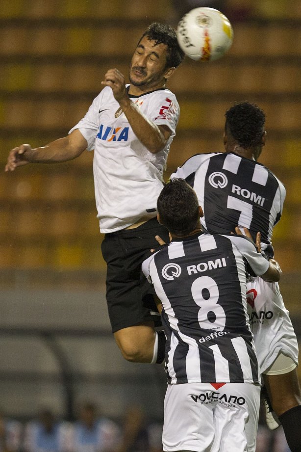 Durante a partida entre Corinthians x Uniao Barbarense realizada esta tarde no estádio do Pacaembu, jogo válido pela 12ª rodada do Campeonato Paulista de 2013