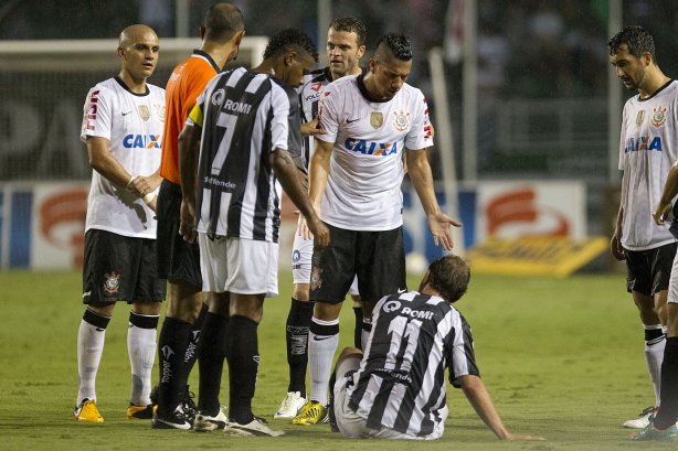 Durante a partida entre Corinthians x Uniao Barbarense realizada esta tarde no estádio do Pacaembu, jogo válido pela 12ª rodada do Campeonato Paulista de 2013
