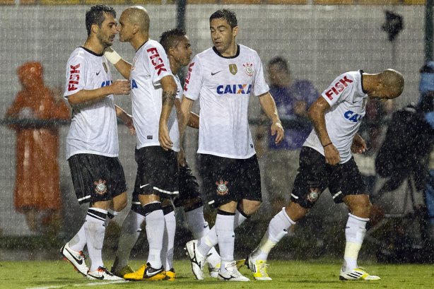 Durante a partida entre Corinthians x Uniao Barbarense realizada esta tarde no estádio do Pacaembu, jogo válido pela 12ª rodada do Campeonato Paulista de 2013