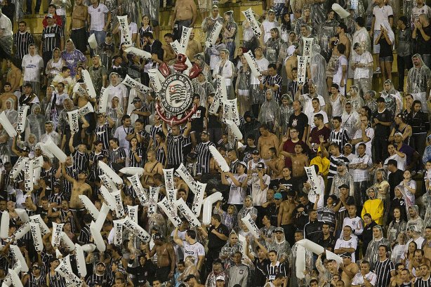 Durante a partida entre Corinthians x Uniao Barbarense realizada esta tarde no estádio do Pacaembu, jogo válido pela 12ª rodada do Campeonato Paulista de 2013