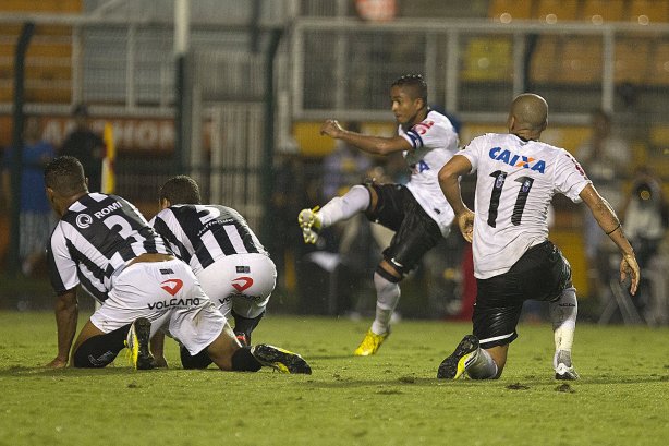 Durante a partida entre Corinthians x Uniao Barbarense realizada esta tarde no estádio do Pacaembu, jogo válido pela 12ª rodada do Campeonato Paulista de 2013