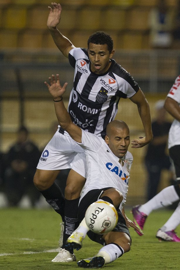 Durante a partida entre Corinthians x Uniao Barbarense realizada esta tarde no estádio do Pacaembu, jogo válido pela 12ª rodada do Campeonato Paulista de 2013
