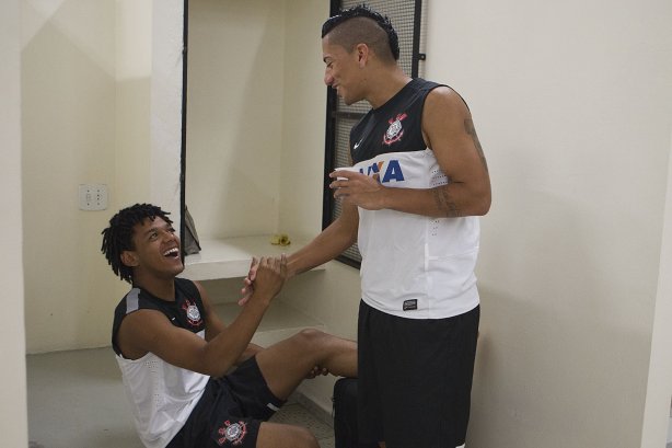 Nos vestiários antes da partida entre Corinthians x Uniao Barbarense realizada esta tarde no estádio do Pacaembu, jogo válido pela 12ª rodada do Campeonato Paulista de 2013