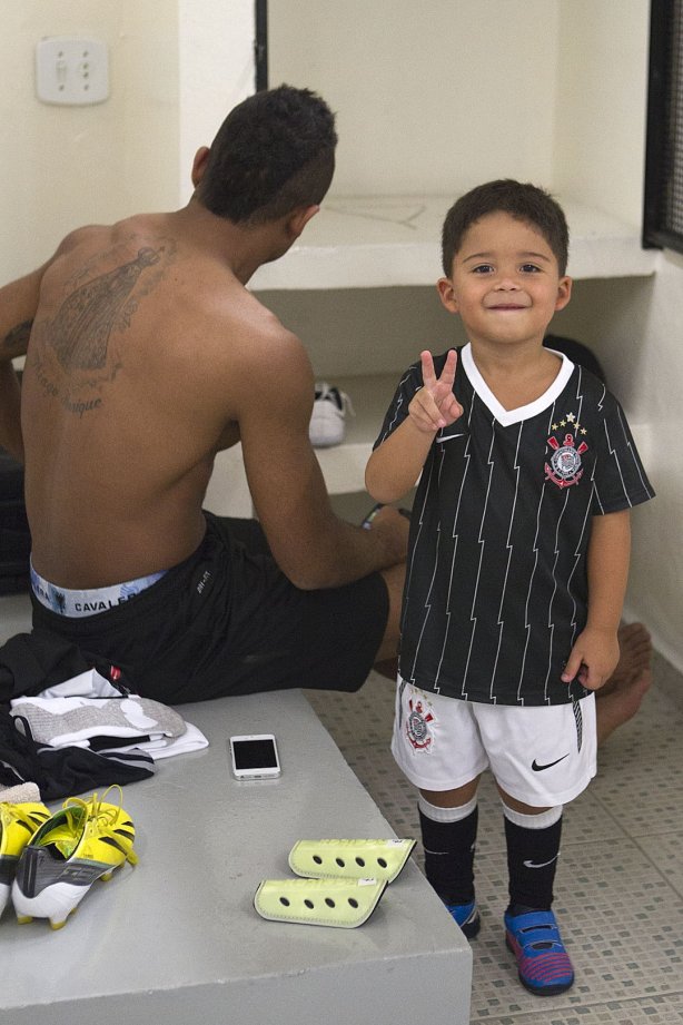 Nos vestiários antes da partida entre Corinthians x Uniao Barbarense realizada esta tarde no estádio do Pacaembu, jogo válido pela 12ª rodada do Campeonato Paulista de 2013