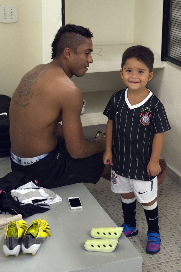 Nos vestiários antes da partida entre Corinthians x Uniao Barbarense realizada esta tarde no estádio do Pacaembu, jogo válido pela 12ª rodada do Campeonato Paulista de 2013