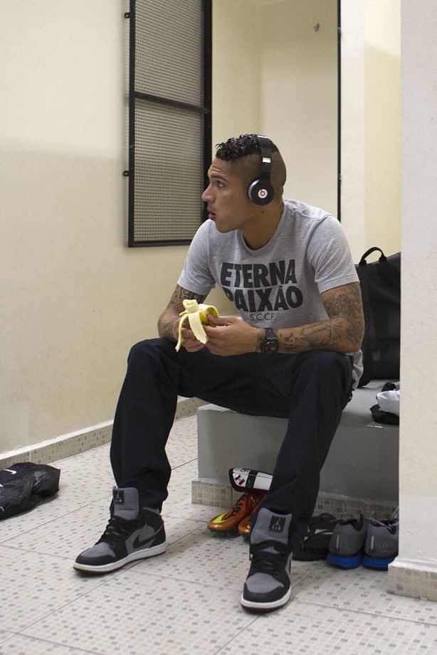 Nos vestiários antes da partida entre Corinthians x Uniao Barbarense realizada esta tarde no estádio do Pacaembu, jogo válido pela 12ª rodada do Campeonato Paulista de 2013