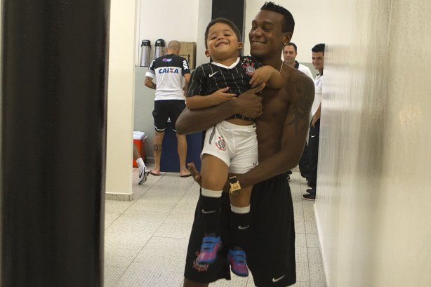 Nos vestiários antes da partida entre Corinthians x Uniao Barbarense realizada esta tarde no estádio do Pacaembu, jogo válido pela 12ª rodada do Campeonato Paulista de 2013