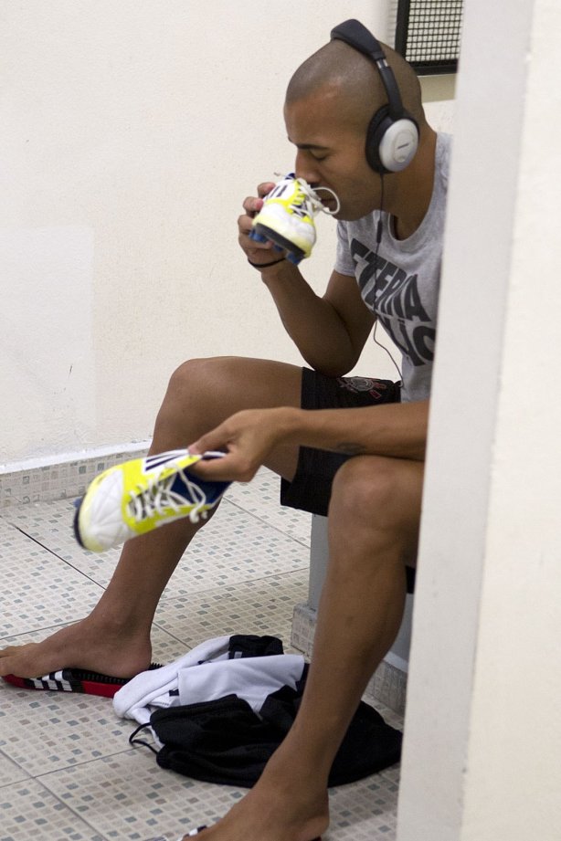 Nos vestiários antes da partida entre Corinthians x Uniao Barbarense realizada esta tarde no estádio do Pacaembu, jogo válido pela 12ª rodada do Campeonato Paulista de 2013