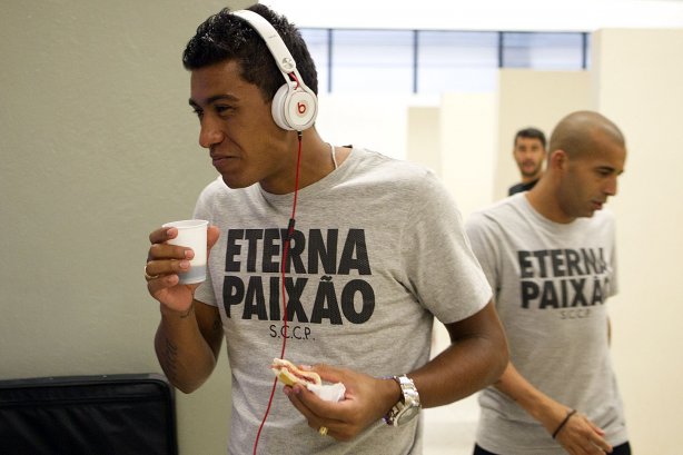 Nos vestiários antes da partida entre Corinthians x Uniao Barbarense realizada esta tarde no estádio do Pacaembu, jogo válido pela 12ª rodada do Campeonato Paulista de 2013