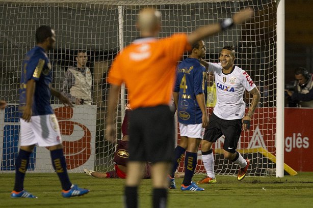 Durante a partida entre Corinthians x Penapolense realizada esta noite no estádio do Pacaembu, jogo válido pela 15ª rodada do Campeonato Paulista de 2013