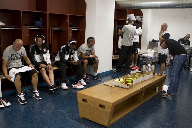 Nos vestiários antes da partida entre Millonarios/Colômbia x Corinthians/Brasil, realizada esta noite no estádio El Campín, em Bogota, jogo da volta da fase de classificação da Copa Libertadores de América 2013