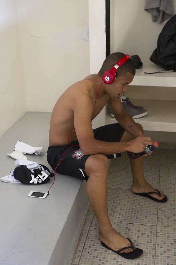 Nos vestiários antes da partida entre Corinthians x São Bernardo realizada esta tarde no estádio do Pacaembu, jogo válido pela 17ª rodada do Campeonato Paulista de 2013