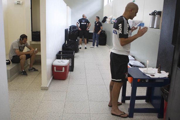 Nos vestiários antes da partida entre Corinthians x São Bernardo realizada esta tarde no estádio do Pacaembu, jogo válido pela 17ª rodada do Campeonato Paulista de 2013