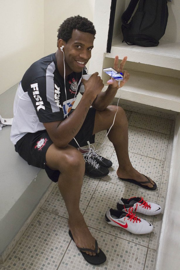 Nos vestiários antes da partida entre Corinthians x São Bernardo realizada esta tarde no estádio do Pacaembu, jogo válido pela 17ª rodada do Campeonato Paulista de 2013