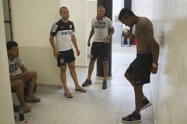 Nos vestiários antes da partida entre Corinthians x São Bernardo realizada esta tarde no estádio do Pacaembu, jogo válido pela 17ª rodada do Campeonato Paulista de 2013