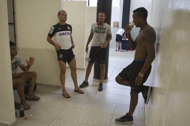 Nos vestiários antes da partida entre Corinthians x São Bernardo realizada esta tarde no estádio do Pacaembu, jogo válido pela 17ª rodada do Campeonato Paulista de 2013