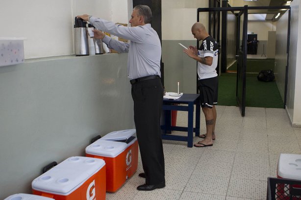 Nos vestiários antes da partida entre Corinthians x São Bernardo realizada esta tarde no estádio do Pacaembu, jogo válido pela 17ª rodada do Campeonato Paulista de 2013