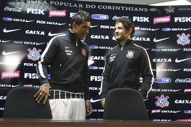 Pato e Paulinho, ao lado do ex-jogador Tupanzinho, apresentam a nova camisa após o treino desta tarde no CT Joaquim Grava, no Parque Ecológico do Tiete. O próximo jogo da equipe será quarta-feira, dia 10/04, contra o San José, da Bolivia, no Pacaembu, jogo da volta válido pela fase de classificação da Copa Libertadores da América 2013