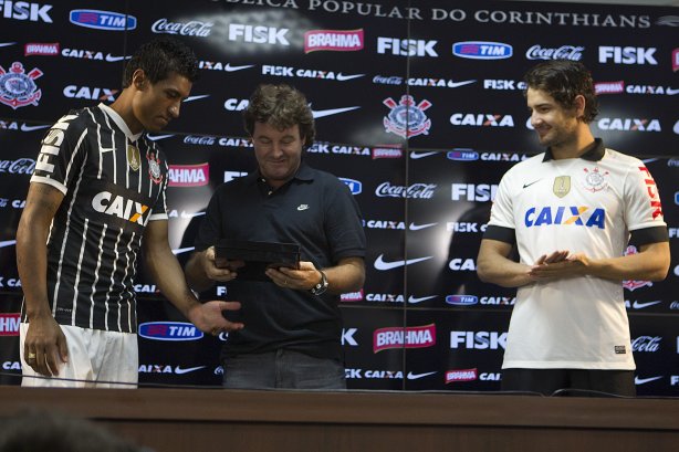 Pato e Paulinho, ao lado do ex-jogador Tupanzinho, apresentam a nova camisa após o treino desta tarde no CT Joaquim Grava, no Parque Ecológico do Tiete. O próximo jogo da equipe será quarta-feira, dia 10/04, contra o San José, da Bolivia, no Pacaembu, jogo da volta válido pela fase de classificação da Copa Libertadores da América 2013